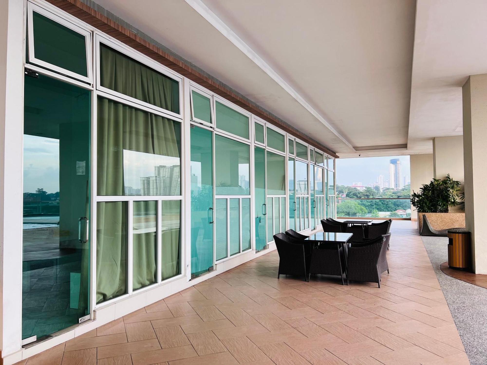 Paragon 2br4pax Sleek Nr Ciq Midvalley By Our Apartemen *